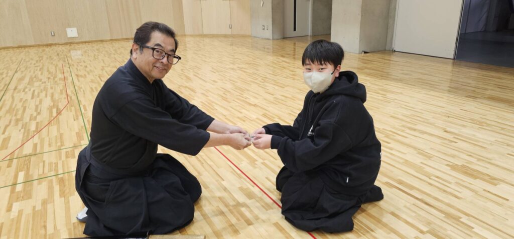 記念品のキーホルダー贈呈。